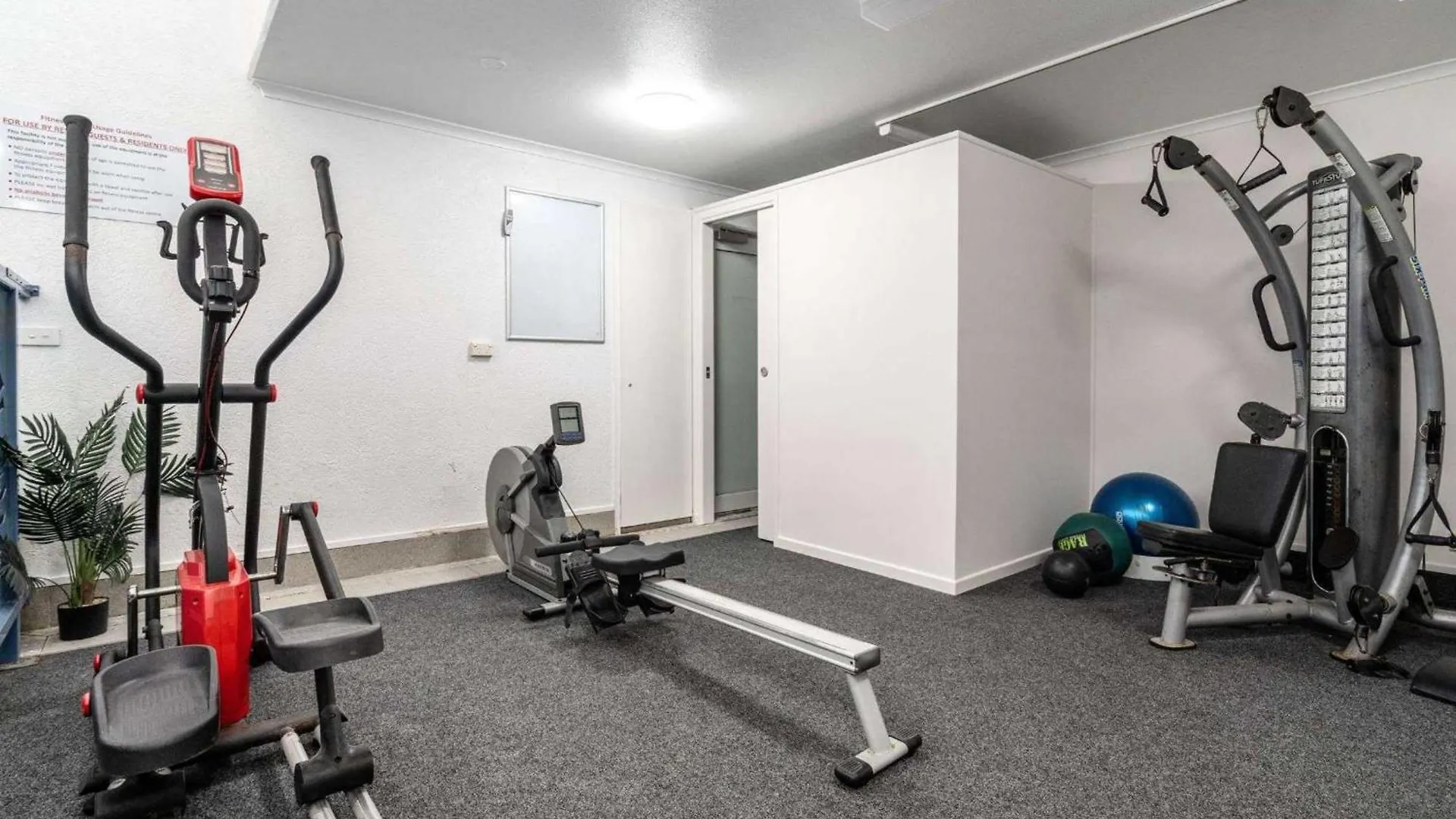 Top Floor Unit With Private Rooftop Terrace Caloundra